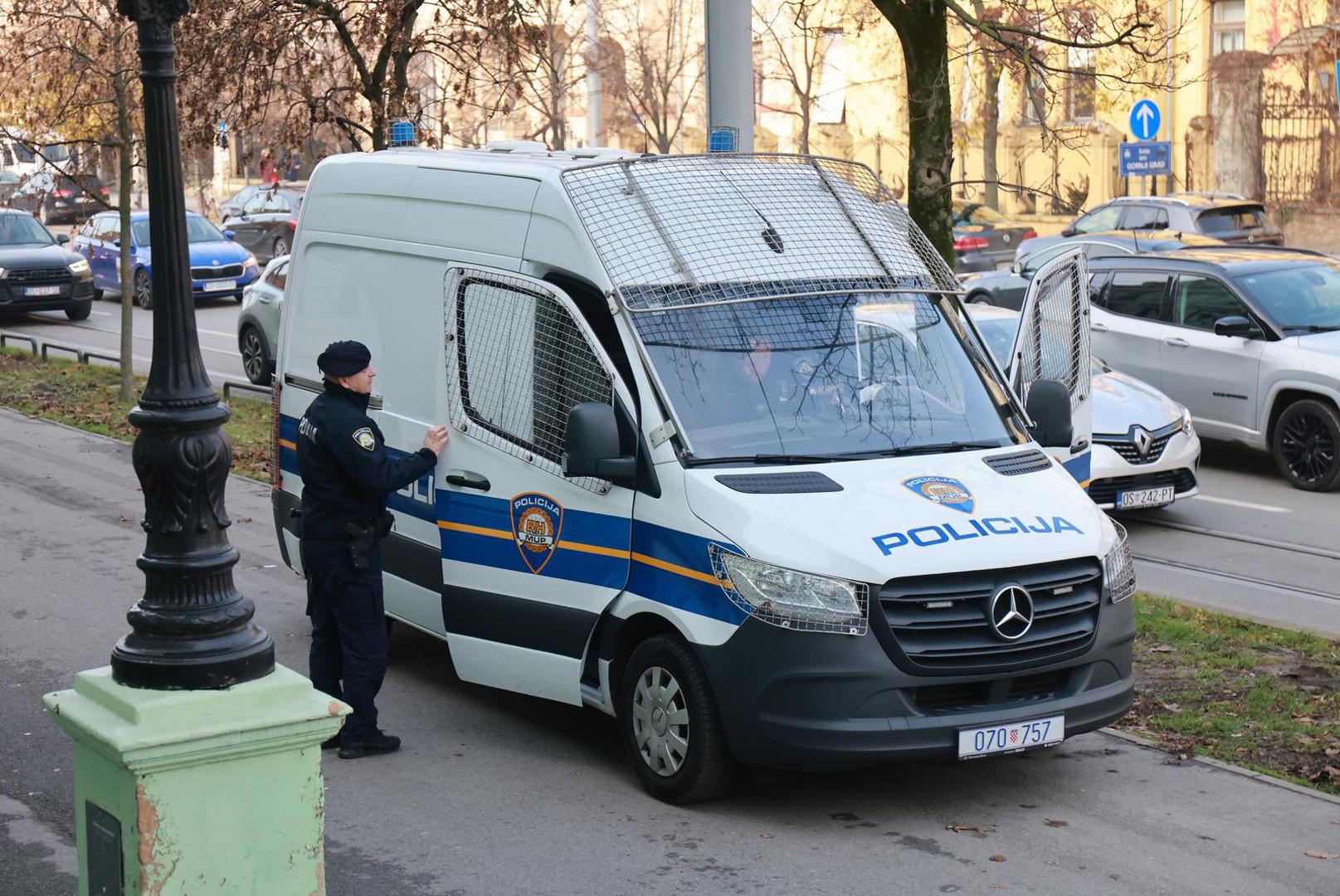 Tijekom pretrage su, uz ostalo, pronađene 33 plastične vrećice marihuane ukupne težine 213,9 grama, devet prozirnih paketića s 12 tableta droge MDMA ukupne mase 4,53 grama, plastični paketić s 0,69 grama hašiša, pet prozirnih plastičnih vrećica s grumenastom materijom droge MDMA ukupne težine 4,71 grama, šest paketića s bijelom komprimiranom materijom amfetamina težine 3,24 grama te šprica s 0,5 mililitara nepoznatog sadržaja.