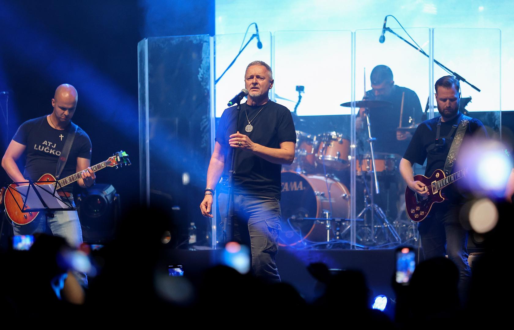 Hvaljen Isus i Marija! Lijepo vas je vidjeti ovako vesele i dobre volje. Drago mi je da sam dio ove humanitarne priče, rekao je Marko Perković Thompson kada je sinoć izašao pred publiku na splitskim Gripama gdje je zajedno s ostalim glazbenicima nastupio na duhovno humanitarnom koncertu "Split slavi, moli i voli"