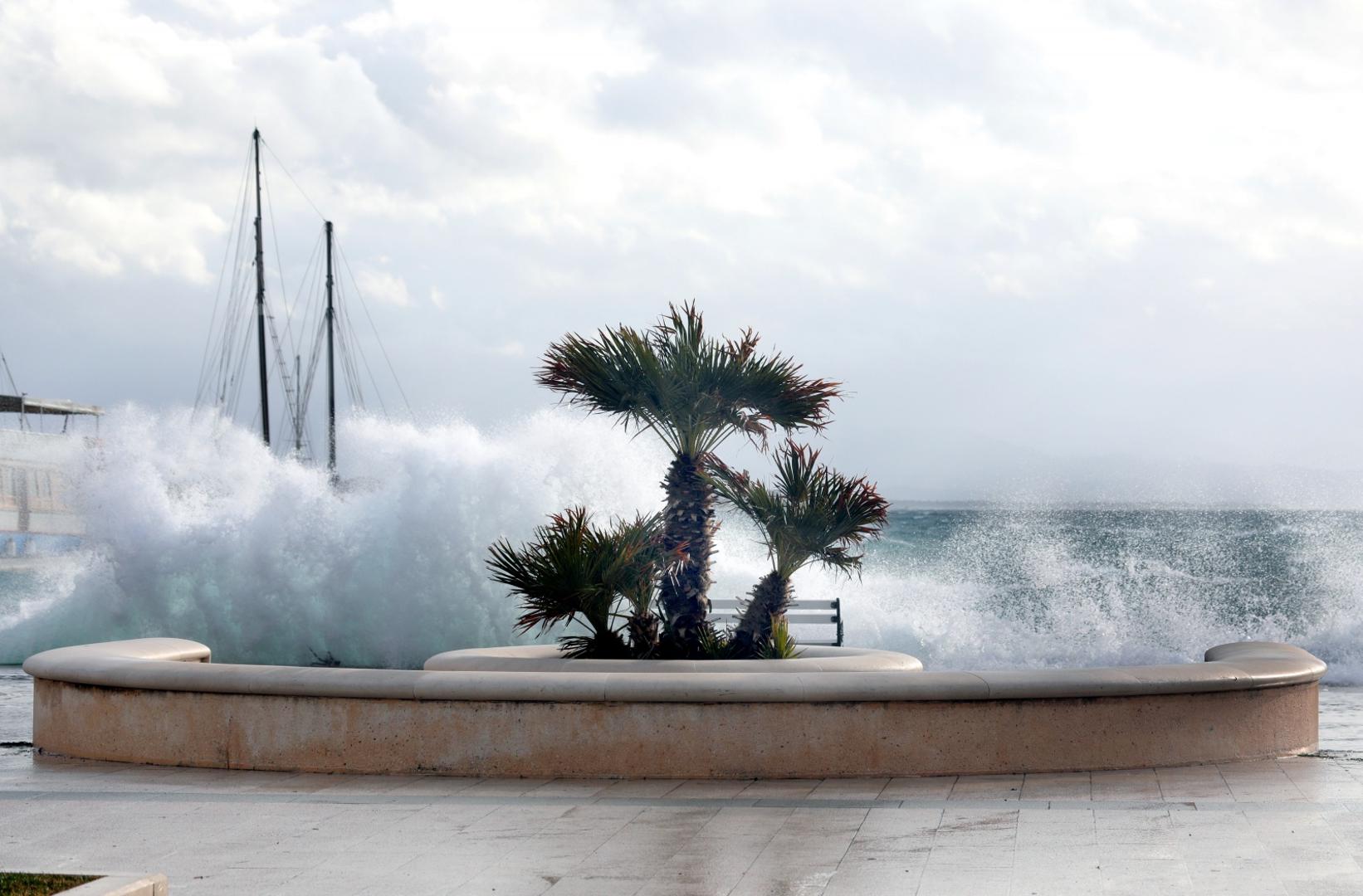 06.12.2020., Vodice - Orkansko jugo podizalo valove koji su zalijevali rivu.
Photo: Dusko Jaramaz/PIXSELL