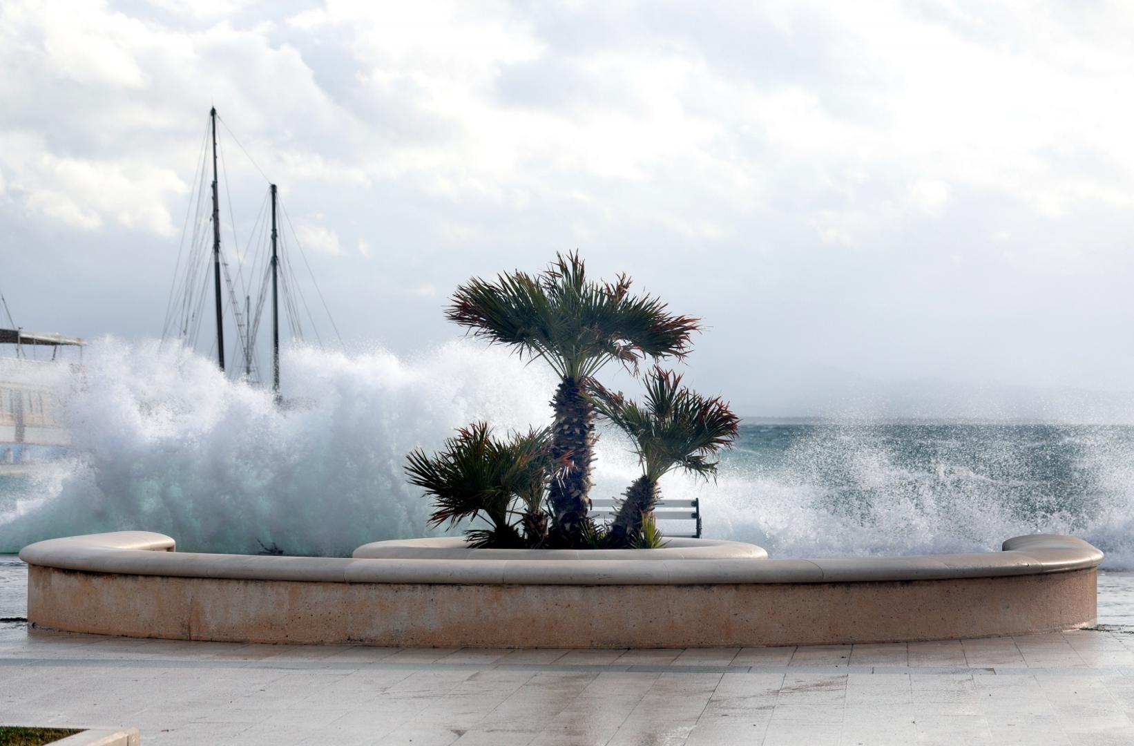 06.12.2020., Vodice - Orkansko jugo podizalo valove koji su zalijevali rivu.Photo: Dusko Jaramaz/PIXSELL