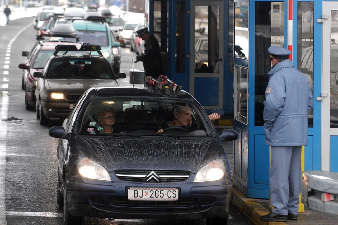 \'unutrasnja...zagreb...29.01.2005. granicni prijelaz bregana, guzva na granici, povratak sa skijanja foto: goran stanzl\'