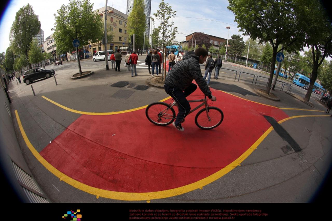 '18.04.2012., Zagreb - Uredjena biciklisticka staza na Savskoj cesti kod Studenskog centra i Cibone.  Photo: Boris Scitar/VLM'
