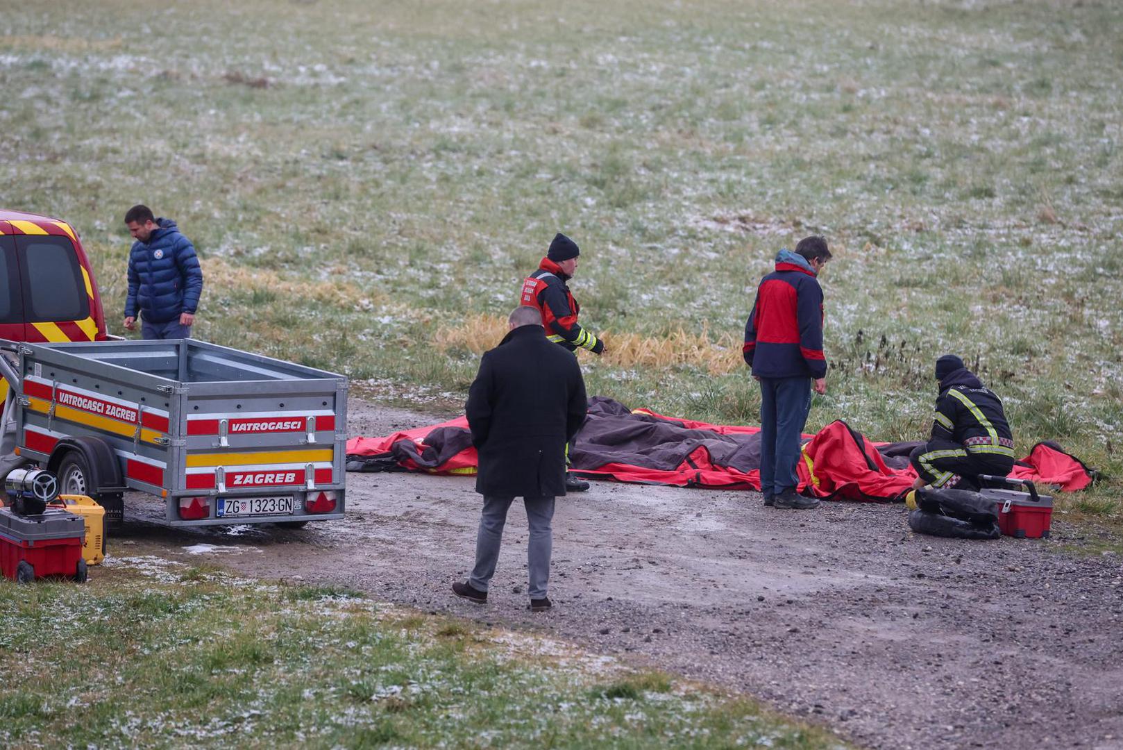 16.01.2025., Zagreb - Vatrogasci uz rijeku Savu gdje se pripremaju za nastavak potraga ze nestalim dijetetom u rijeci. Photo: Igor Kralj/PIXSELL