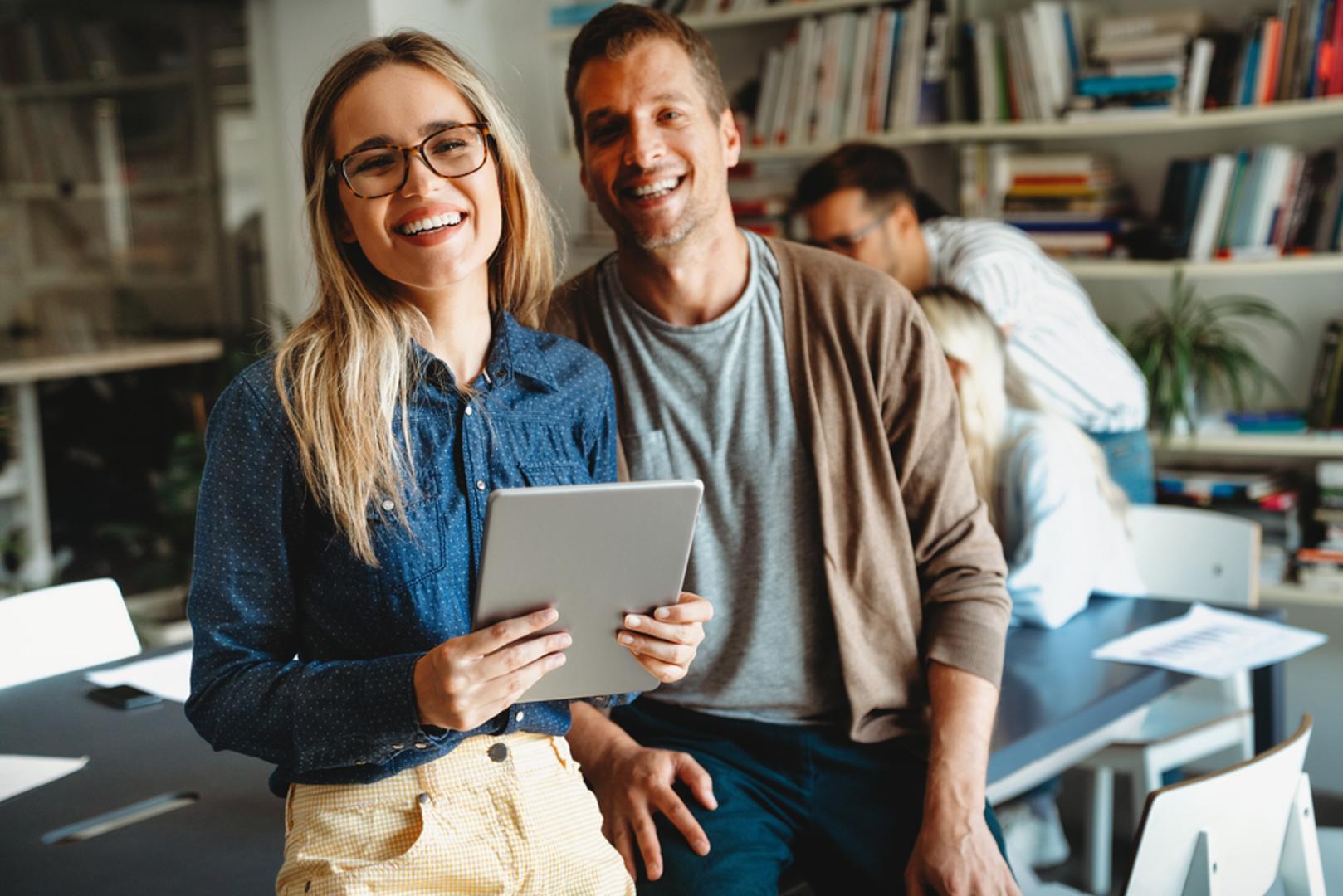 Znaju li dijeliti zasluge i preuzeti krivnju: U zdravim odnosima i timovima važno je da ljudi ne prisvajaju sve dobro za sebe, a sve loše prebacuju na druge. Oni koji otvoreno priznaju tuđi doprinos i preuzmu svoj dio odgovornosti kada nešto krene po zlu, obično pokazuju lojalnost, skromnost i poštenje. 