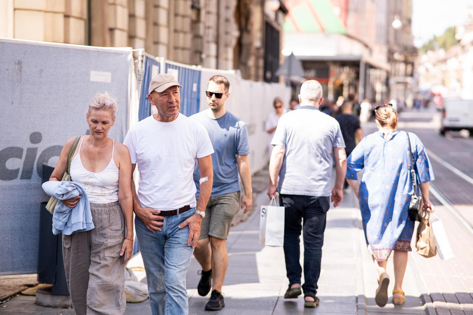 Ljetna subota ispunila je zagrebačku špicu brojnim građanima i turistima koji su sunčano vrijeme iskoristili za šetnju i ispijanje kave na terasama u središtu grada.