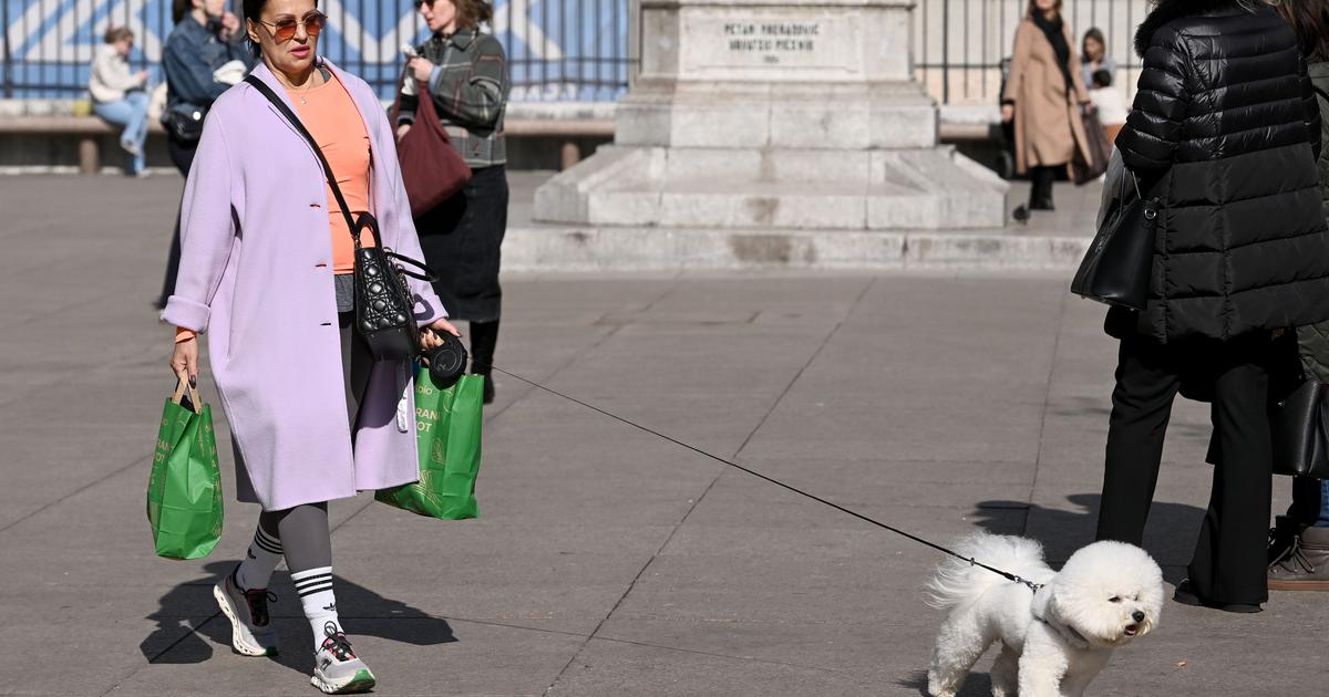 Crna kožna jakna, visoke potpetice i zeleni bicikl: Nina Badrić pokazala pariško izdanje