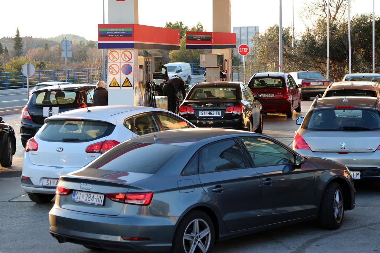 Gužve na benzinskim postajama zbog sutrašnjeg rasta cijena goriva
