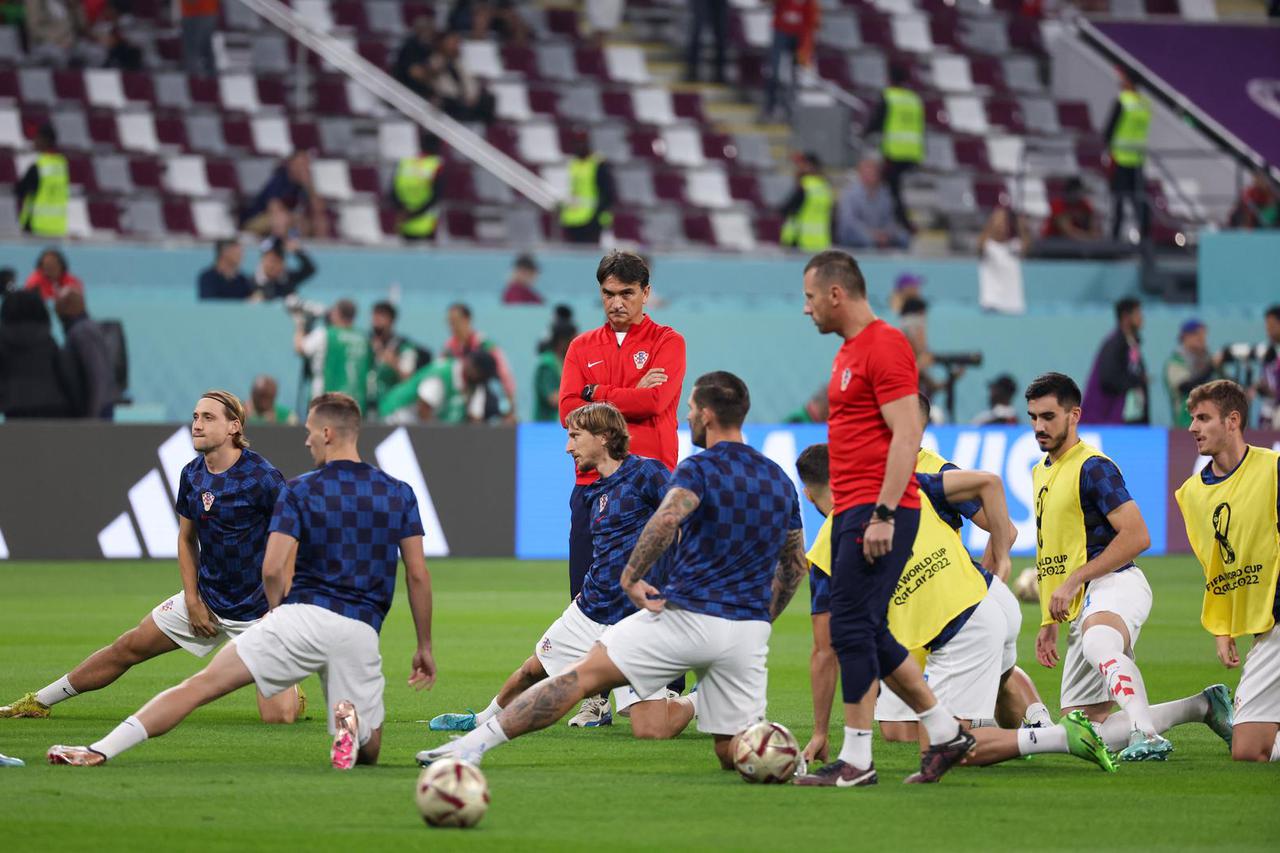 KATAR 2022 - Zagrijavanje igrača uoči utakmice Hrvatske i Maroka u borbi za broncu Svjetskog prvenstva