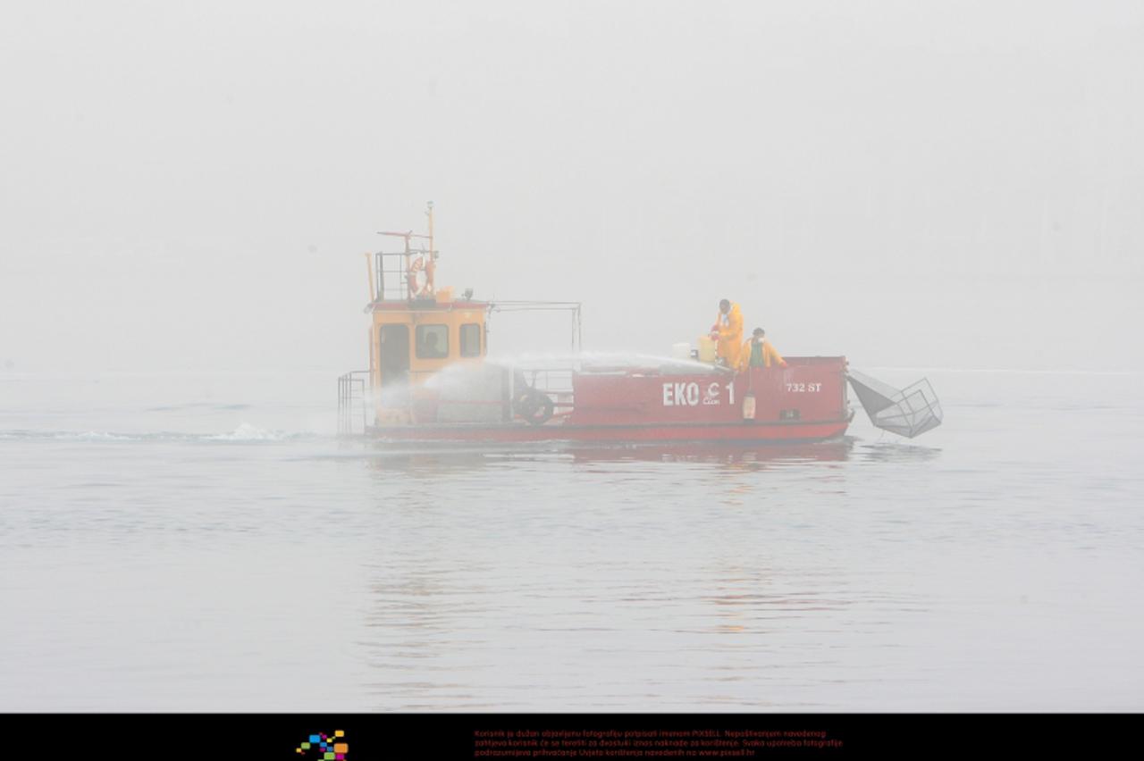 '24.03.2010.,Split - Nakon udara trajekta Tin Ujevic u gat splitske luke more se jos nije rascistilo od naftnih mrlja, a eto novi problemi.Jutros se poigrala priroda i zamaglila luku stvarajuci pritom