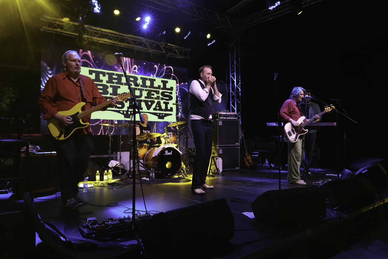 Kojoti su bili vrhunac večeri. Ova neuništiva rock’n’blues institucija slavila je 30 godina od svog kultnog debija, a nastup u Trilju bio je i najava novog albuma i velike turneje. Publika je s oduševljenjem pjevala hitove, a energija benda još jednom je potvrdila njihov status na sceni.