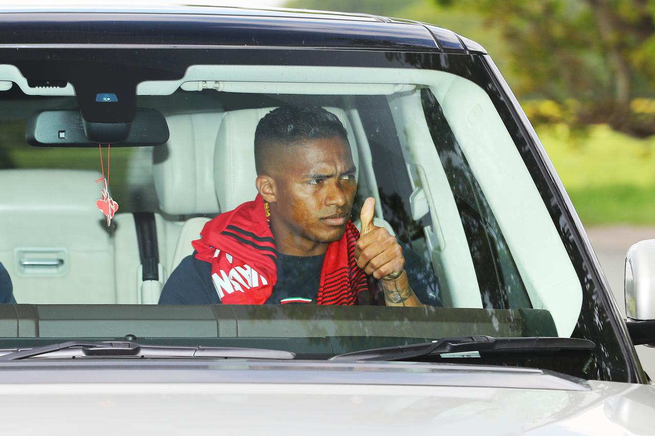 Manchester United team arrive to training ahead of final day - UK