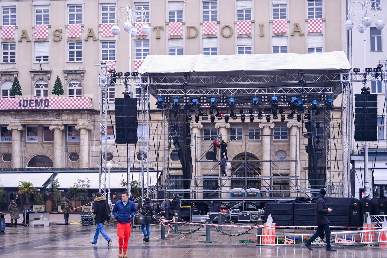 Zagreb: Postavljanje pozornice na Trgu bana Jelačića za doček Vatrenih