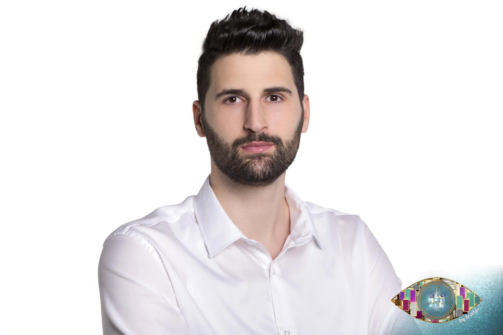 Tomislav Roso rođen je u Splitu, ali živi u Kaštelima. Rosy, kako ga prijatelji zovu, visok je čak 205 centimetara, a ističe kako je od drugih bolji u dvjema stvarima - mijenjanju žarulja i skidanju zvijezda s neba. Tomislav kaže kako nije tipičan mladić - ne izlazi, ne pije i ne puši