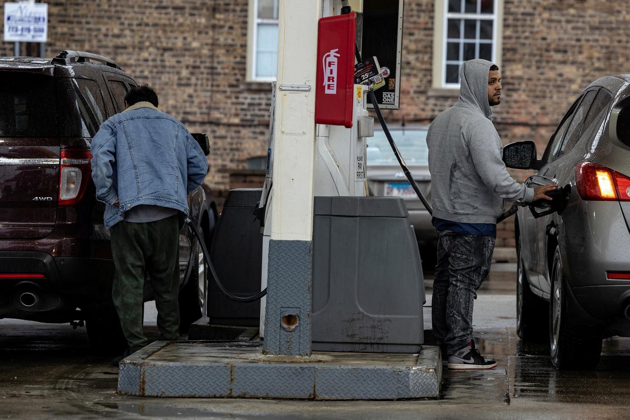 Chicago businessman Willie Wilson pledges to give away $200,000 in free gas