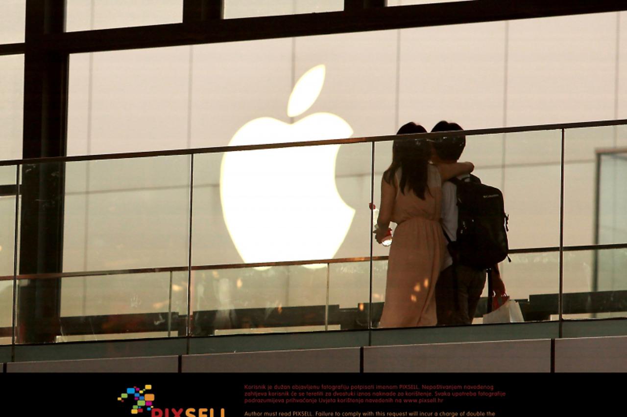 'WORLD RIGHTS NO USA, FRANCE, AUSTRALIA.   Chinese women walk past Apple\'s flagship store in Beijing, China 04/08/2012  Apple released its newest iPad in China after settling a lawsuit over ownership