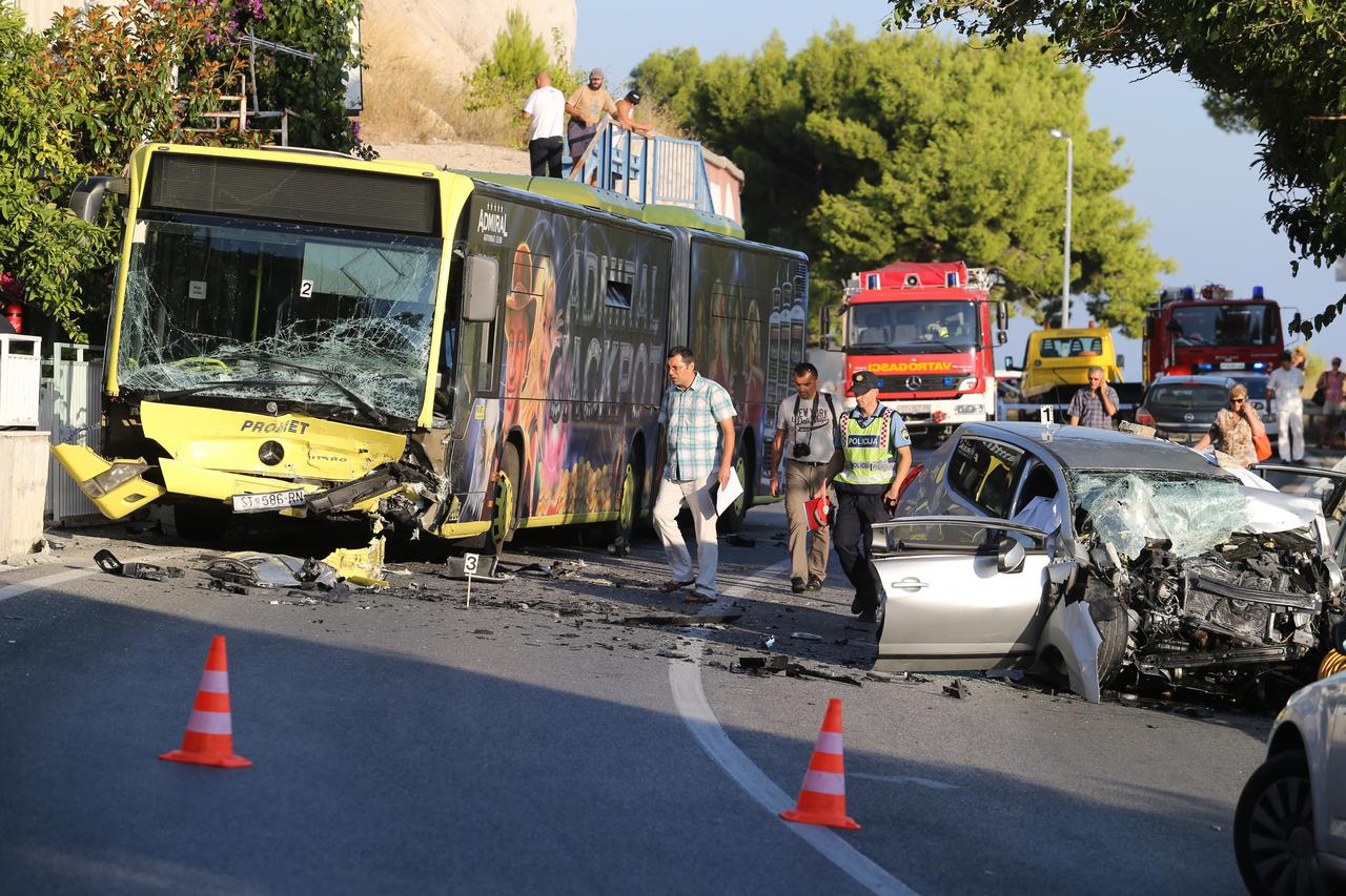 29.08.2016., Krilo Jesenice - U sudaru gradskog autobusa i osobnog automobila Peugeot poginule su tri osobe, a sestero osoba je ozlijedjeno. Promet je potpuno obustavljen, a policijski ocevid je u tijeku. Photo: Ivo Cagalj/PIXSELL