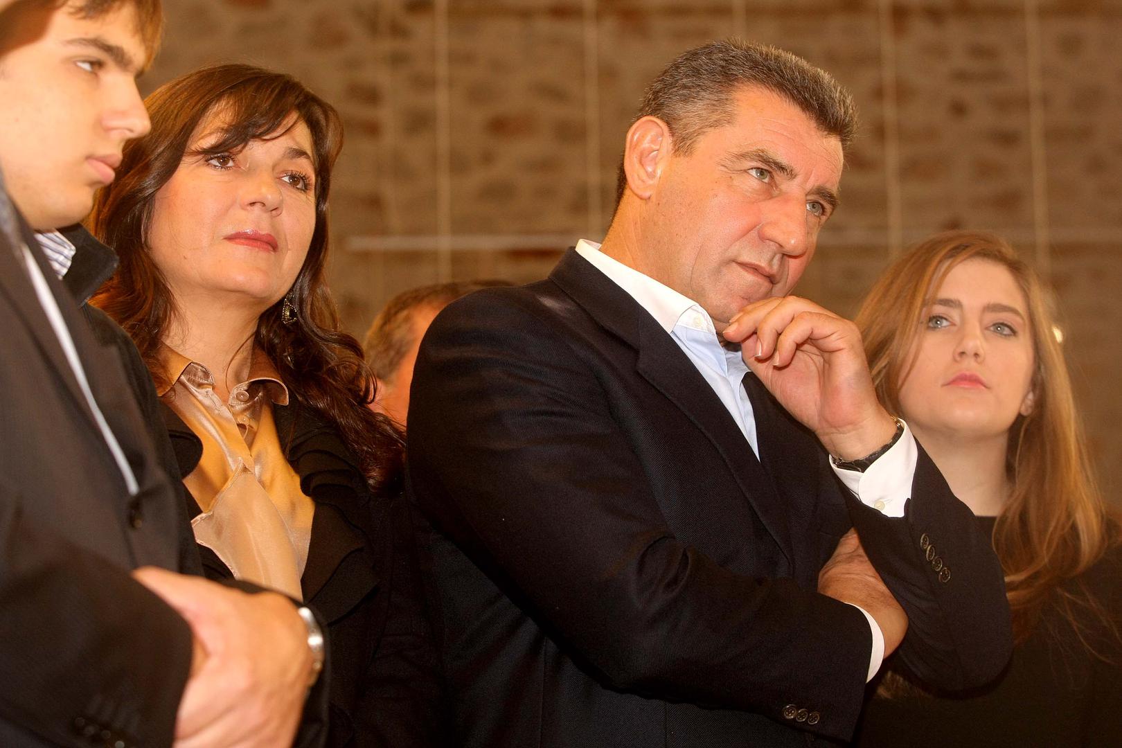 Prije braka s Dunjom, Gotovina je bio u vezi s Vesnom Karuzom, urednicom Hrvatske radiotelevizije, s kojom ima kćer Anu.
