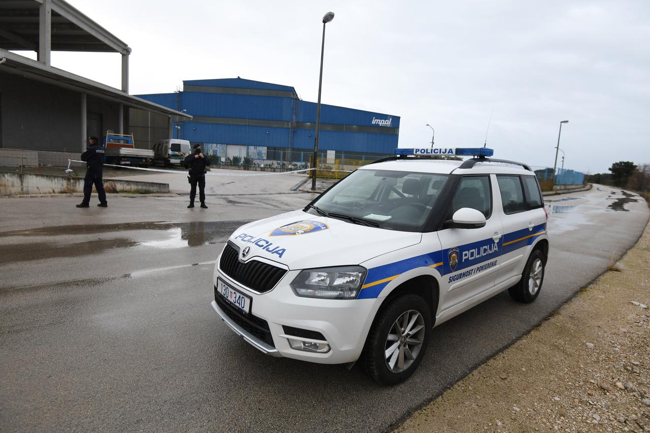 Nakon četverostrukog ubojstva u jutarnjim satima nastavljen očevid policije u Šibeniku