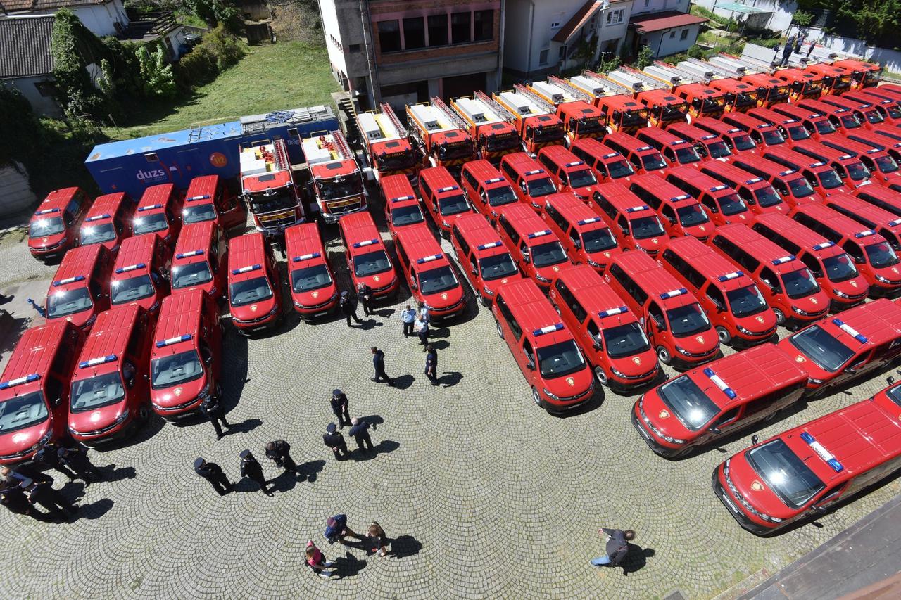 Zagreb: Svečana primopredaja 75 kombi te 15 interventnih vatrogasnih vozila