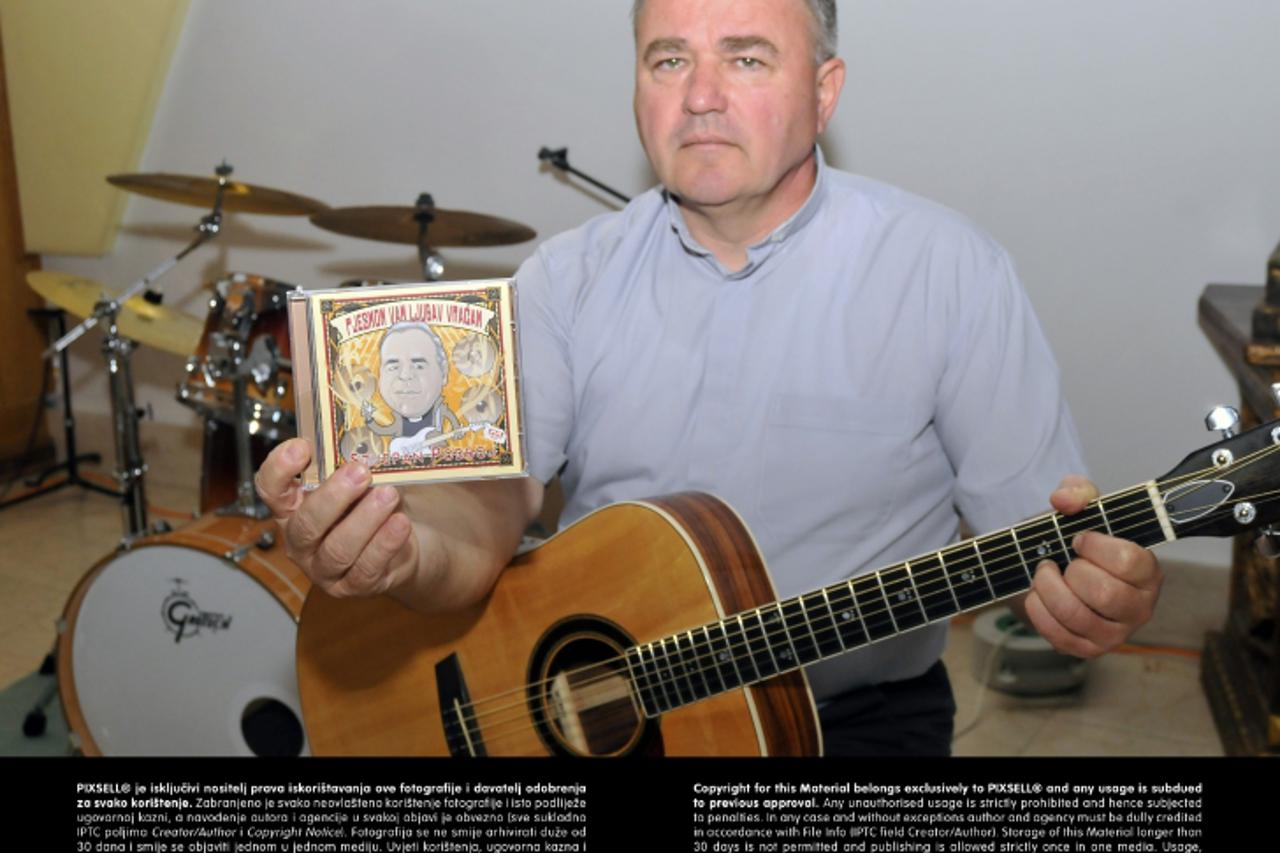 '23.04.2013., Vinkovci - Zupnik zupe Sv. Nikole Biskupa Stjepan Podboj snimio je album s 18 pjesama, Na albumu \'Pjesmom vam ljubav vracam\' velecasni Podboj je izvrsni producent, a naslovnicu je napr