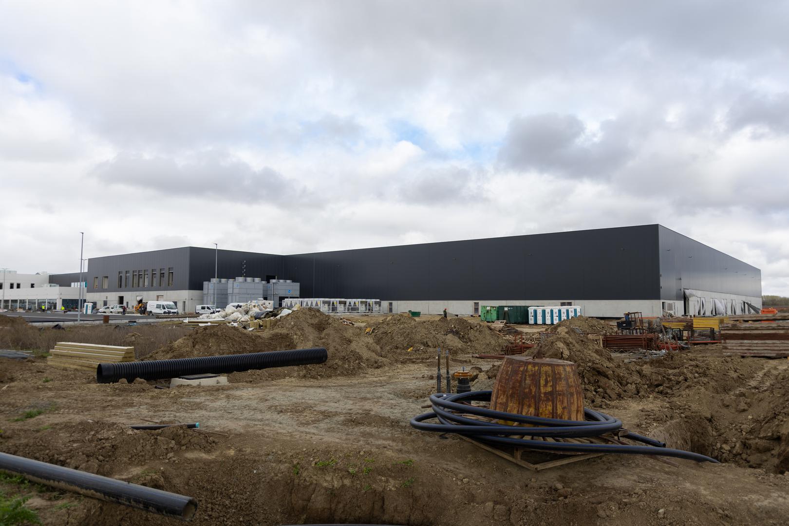 Suvremeni pogon površine 48.000 kvadrata gradi se u industrijskoj zoni Nemetin, a dovršetak je planiran za srpanj 2024. godine.