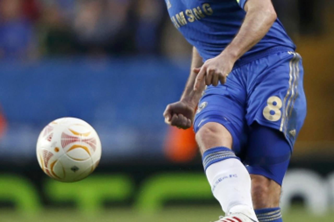 'Chelsea\'s Frank Lampard passes the ball during the Europa League semi-final second leg soccer match against FC Basel at Stamford Bridge stadium in London May 2, 2013. REUTERS/Denis Balibouse (BRITAI
