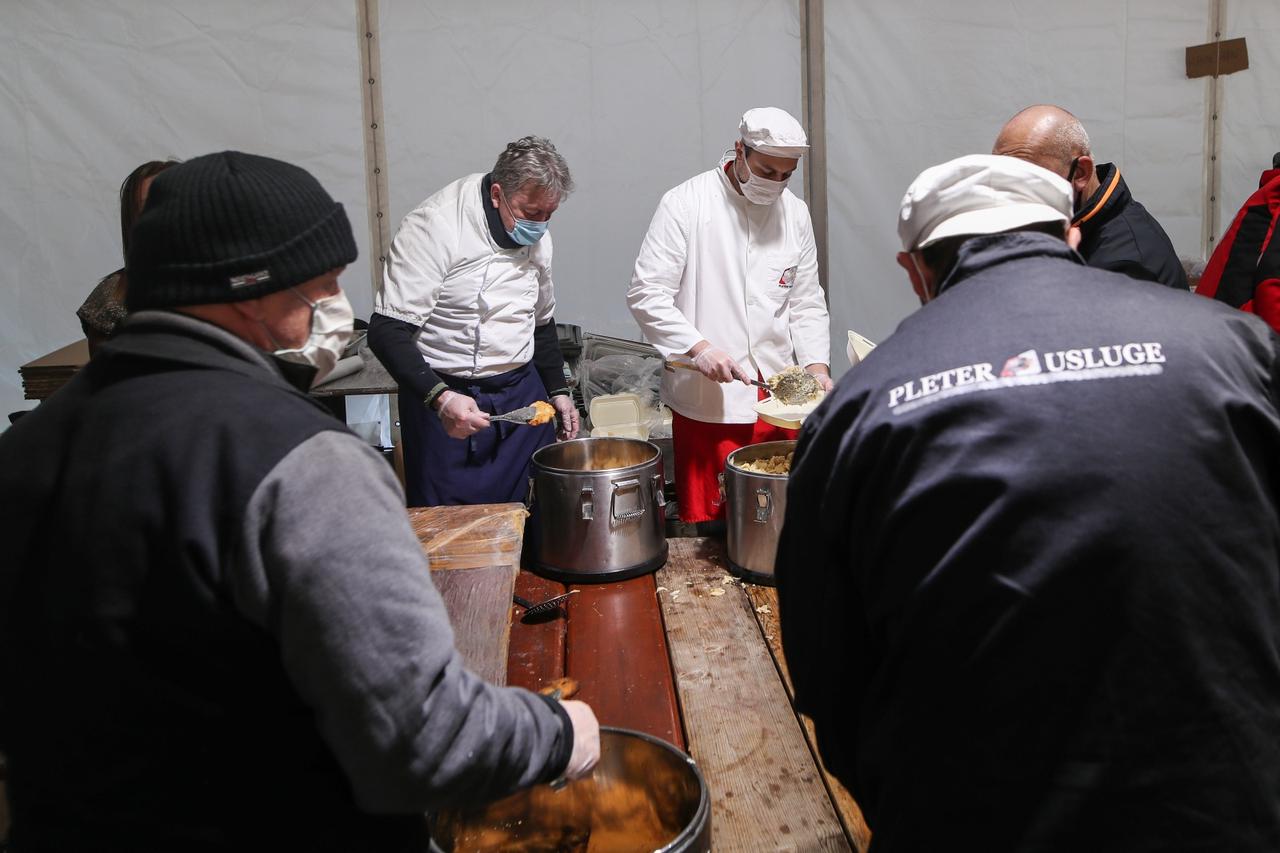 Petrinja: Tvrtka Pleter priprema i dijele obroke stradalima u potresu