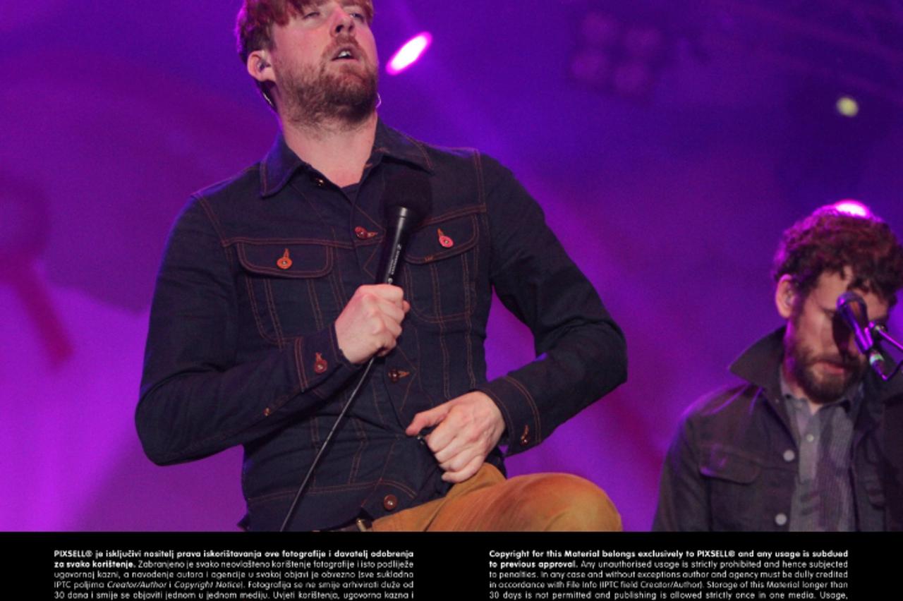 '06.08.2012., Vinica, Slovenija - Zadnju vecer Schengenfesta nastupili brojni slovenski glazbenici, a zvijezde veceri bila je popularni britanski bend Kaiser Chiefs. Pjevac Ricky Wilson se u jednom tr