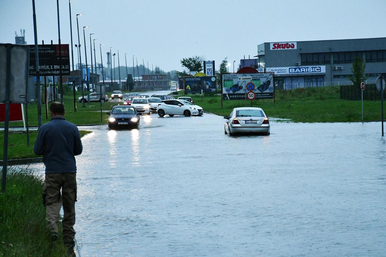 Snažno nevrijeme zahvatilo Požegu, poplavilo prometnice i prouzročilo kolaps u prometu
