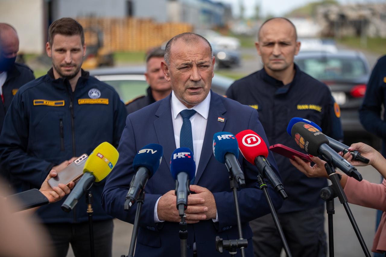 Osijek: Tomo Medved s kolegama na požarištu održao konferenciju za medije