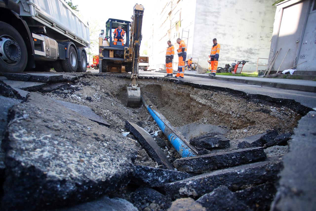 Zagreb: U Argentinskoj ulici došlo je do puknuća vodovodne cijevi