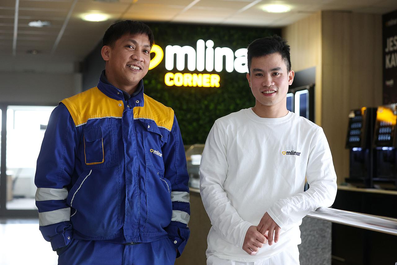 Zagreb: Strani radnici čekaju u redu ispred Službe za državljanstvo i statusna pitanja stranaca