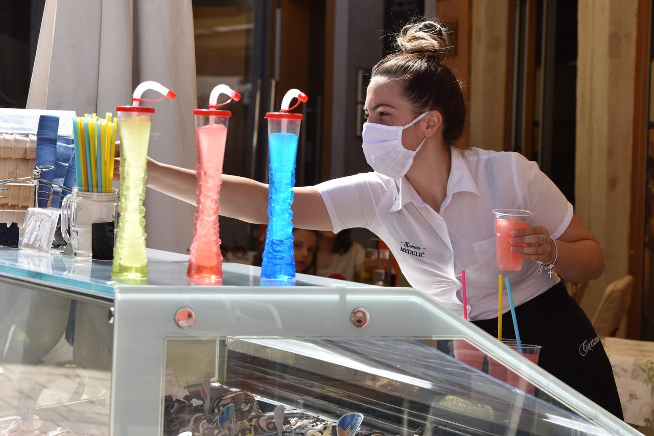 Šibenik: Odlukom kriznog stožera svi djelatnici u ugostiteljstvu moraju nositi zaštitne maske