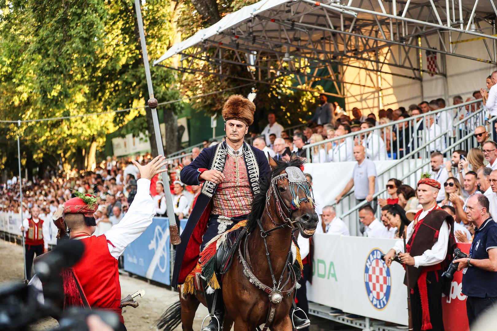 Radanović, koji je u ovogodišnjoj povorci obnašao i dužnost zamjenika alajčauša, do slavodobitničkog plamenca stigao je nakon pripretavanja u kojem su sudjelovala još trojica alkara: Josip Čačić, Pavao Prolić i Frano Talaja.
