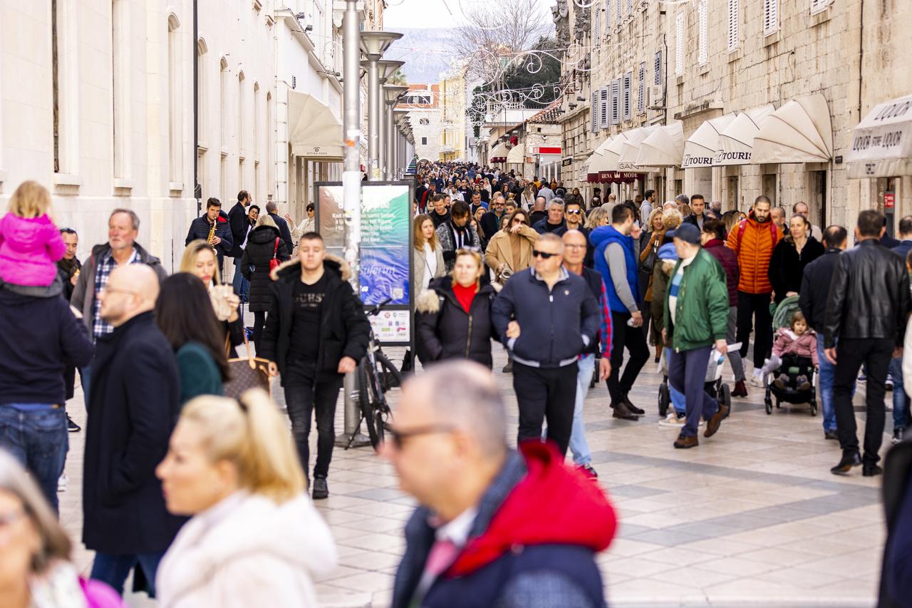 Split: Građani u šetnji po rivi u zadnjem danu 2022. godine