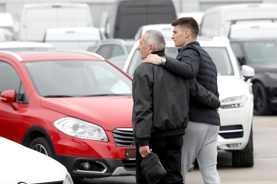 Zagreb: Livaković i Čondrić svom bivšem treneru golmanu Željku Nježiću Dedi poklonili novi auto 