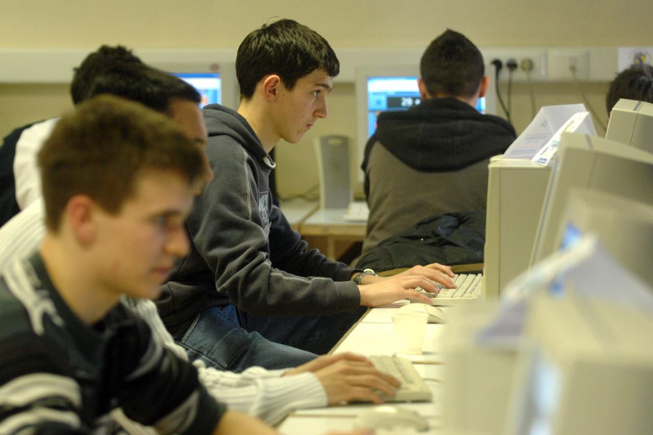 '03.03.2009.....Zagreb...gra......Geodetska tehnicka skola, Av. Veceslava Holjevca 15.Ucenici sudjeluju u svjetskom internetskom natjecanju u rjesavanju matematickih zadataka.Photo:Marko Prpic/Vecernj