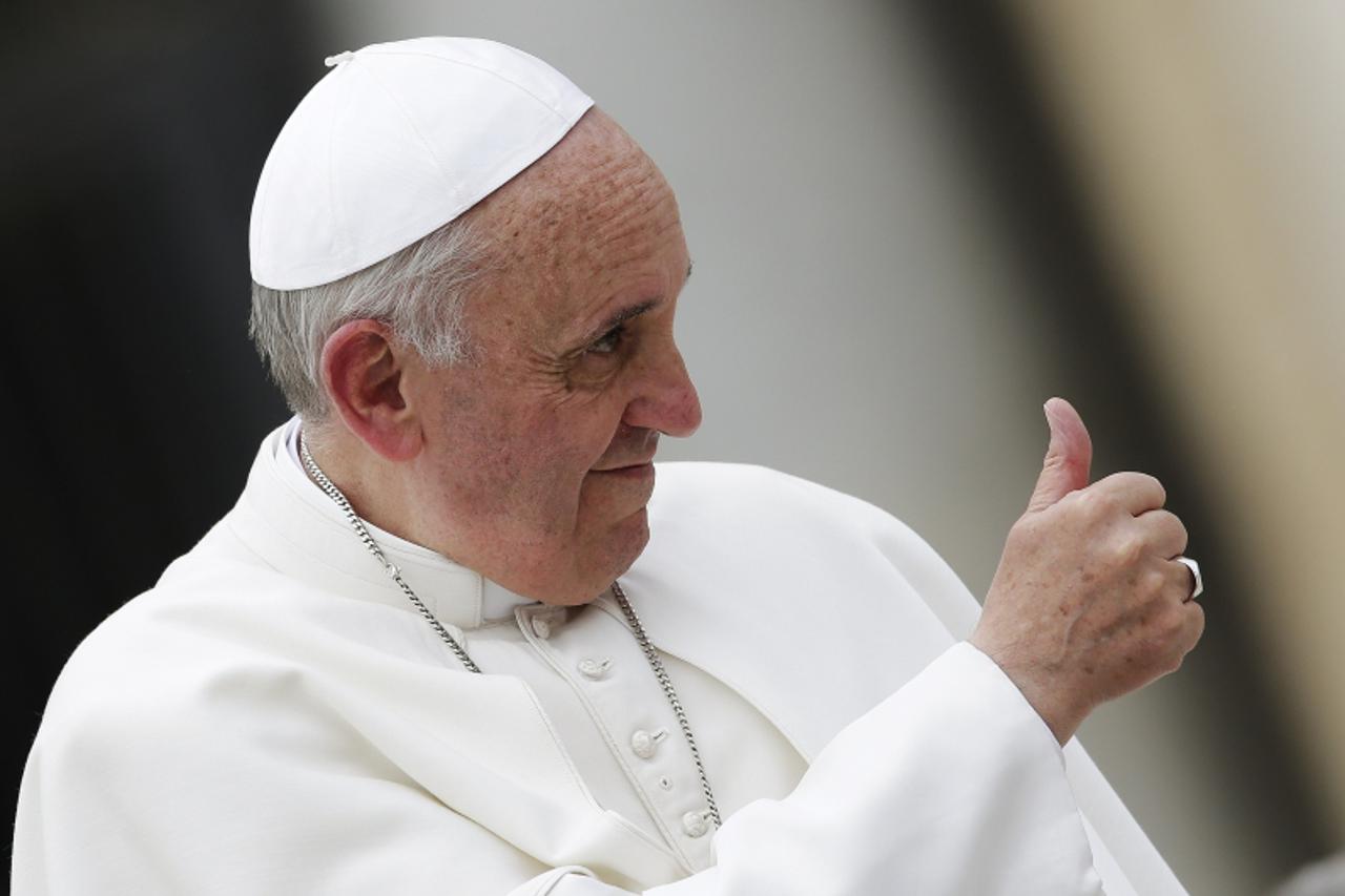 'Pope Francis shows a thumbs-up sign as he arrives to lead his Wednesday general audience in Saint Peter\'s Square at the Vatican June 5, 2013. REUTERS/Max Rossi (VATICAN - Tags: RELIGION)'