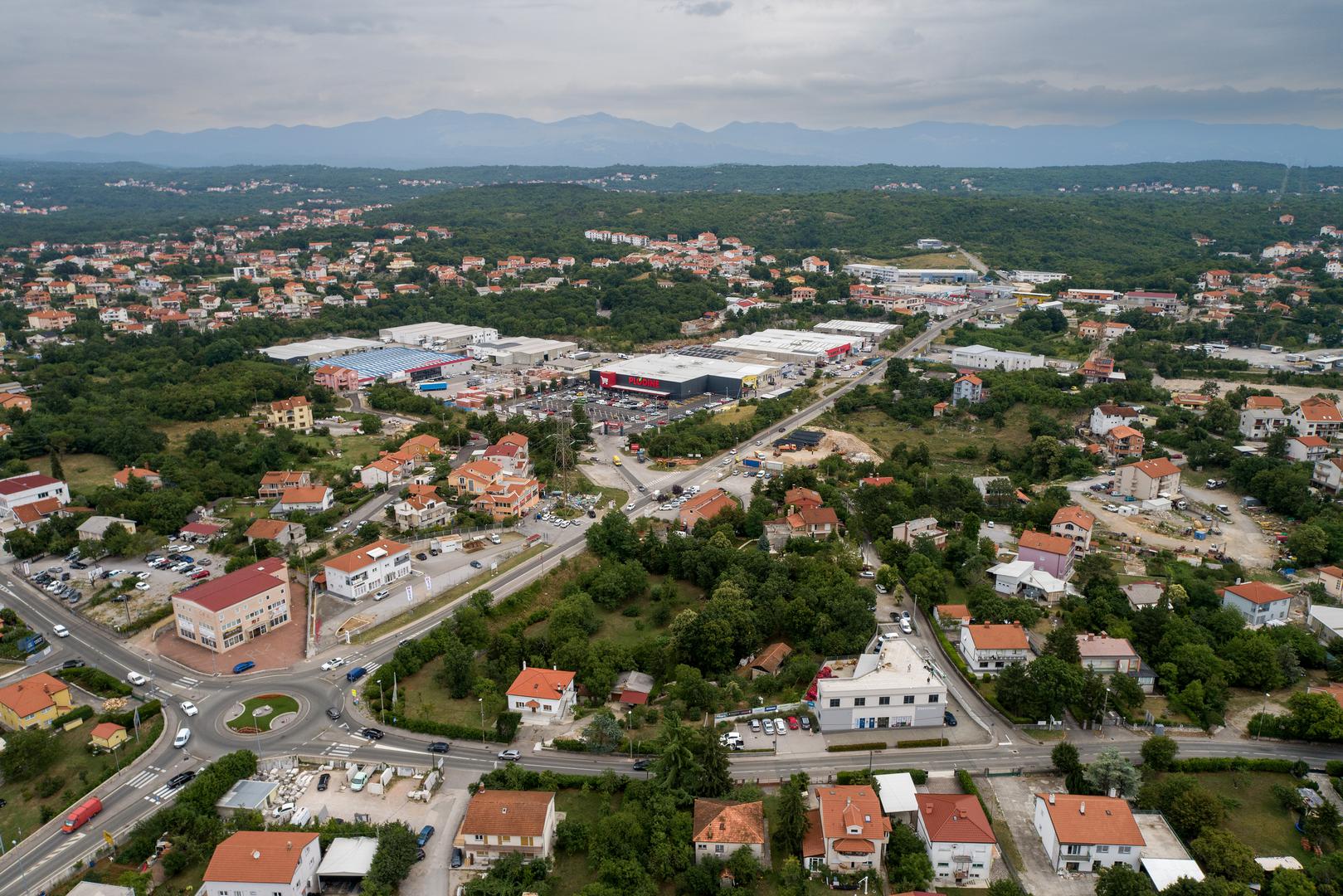 Iako Viškovo ispunjava uvjete za status grada, prema Zakonu o lokalnoj samoupravi, status grada dodjeljuje se naseljima s više od 10.000 stanovnika koja čine urbanu i gospodarsku cjelinu.