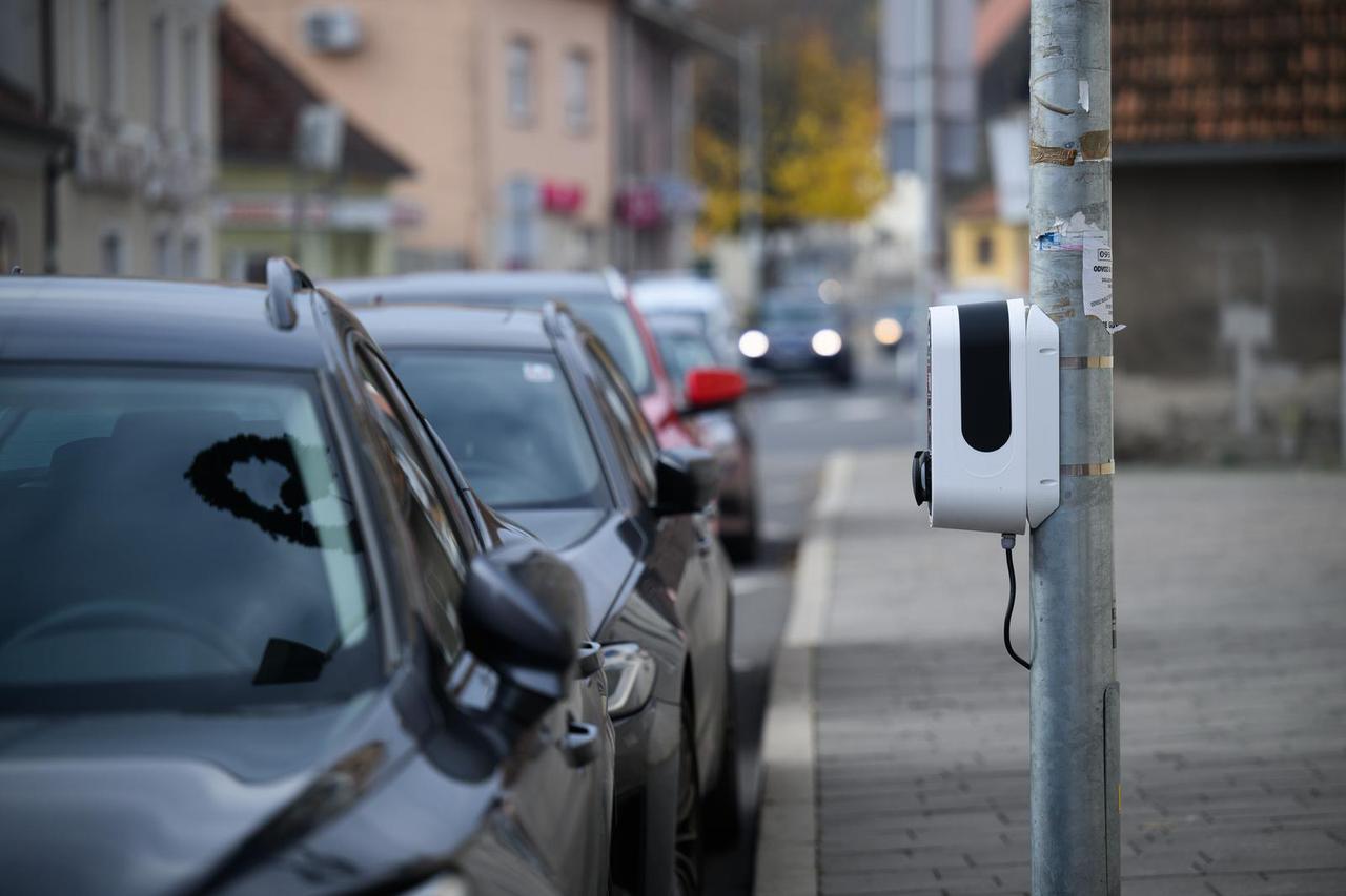 Grad Samobor postavio 5 punjača za električna vozila na stupove javne rasvjete 