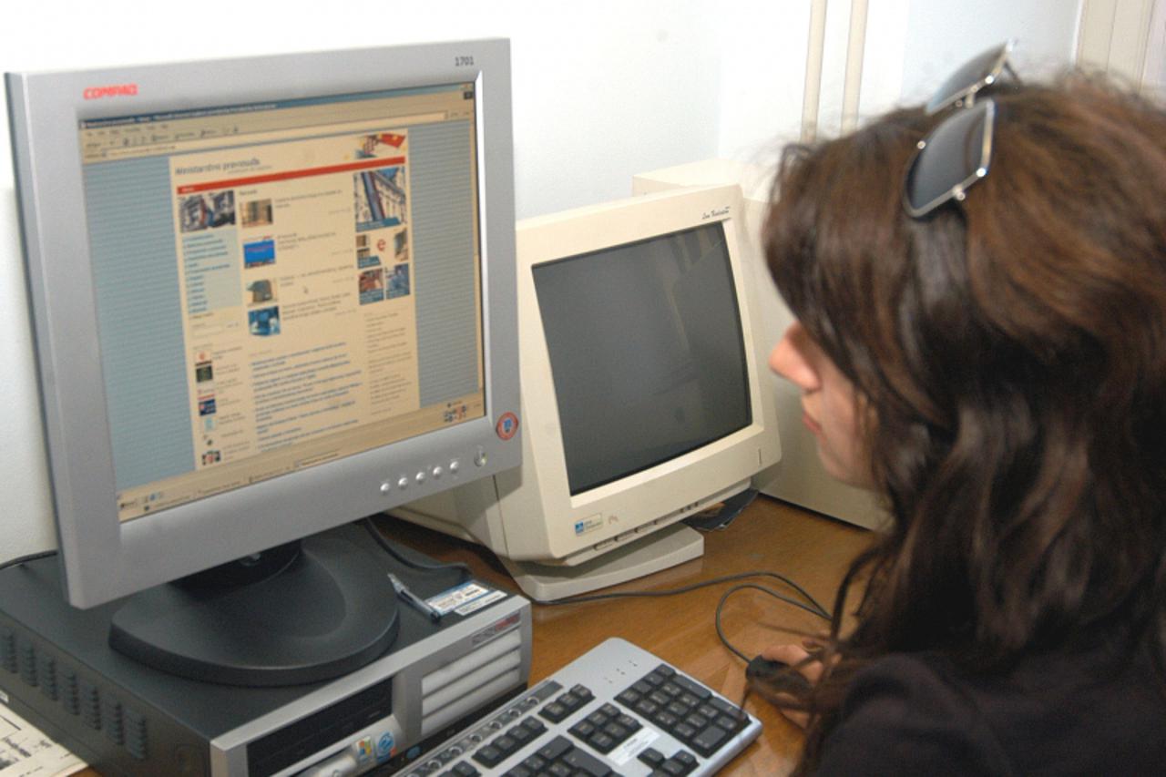 'sis...130505...sisak...katastar...planovi na internetu...kompjutori... snimio nikola cutuk'