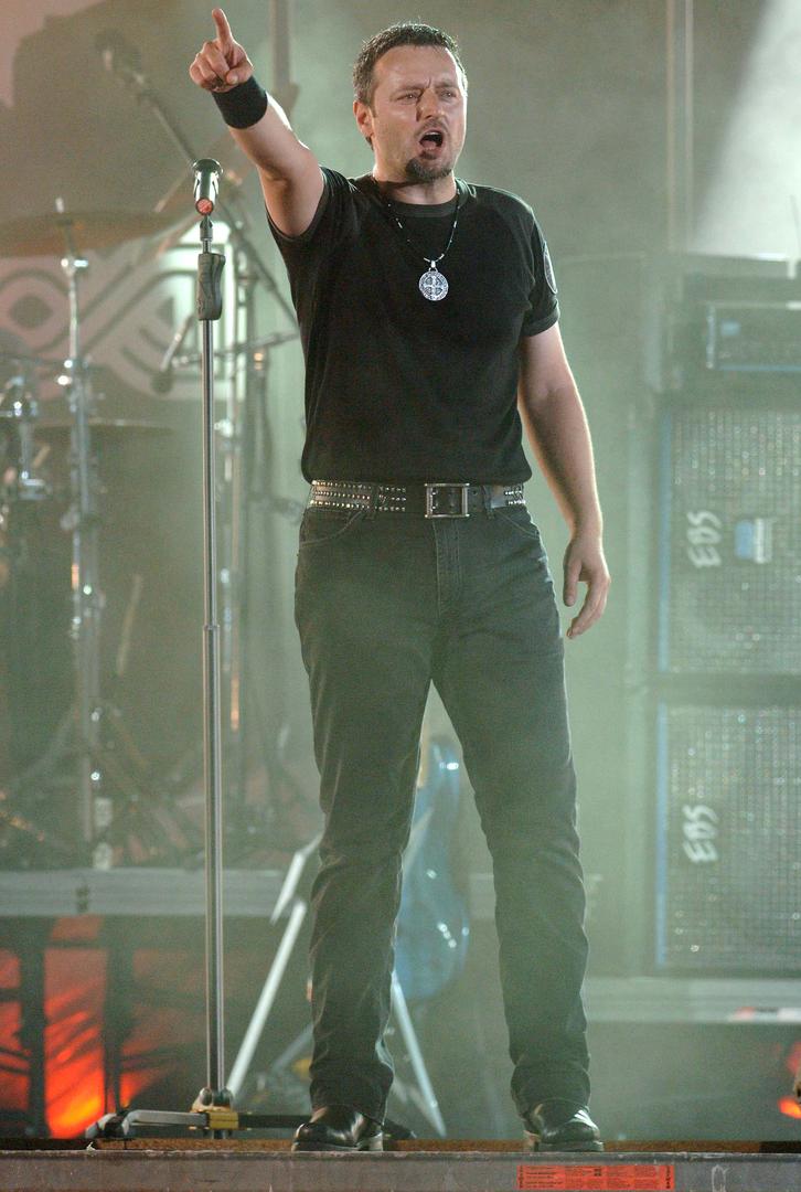 Na koncertu je izrazio zahvalnost publici riječima: "Hvala što ste došli. Nije nas Bog ostavio. Večeras ćemo otpjevati koncert koji smo pripremali mjesecima. Budimo ponosni i dostojanstveni. Hvala vam što cijenite i volite moje pjesme".