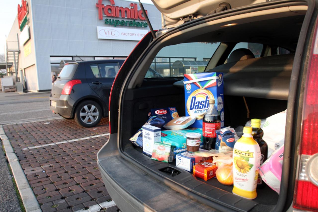 '11.01.2013. Trst - Mnogobrojni Istrijani i Rijecani kupuju hranu u talijanskim supermarketima uz granicu sa Slovenijom. Photo: Goran Kovacic/PIXSELL'