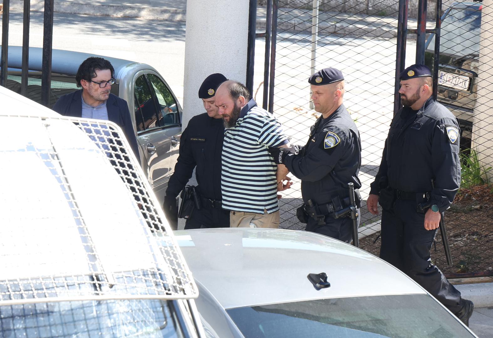 Kristijan Aleksić u pratnji policije i s vezanim rukama na leđima jutros je oko 10:30 sati priveden u policijski kombi, nakon čega je prevezen u prostorije Policijske uprave šibensko-kninske u Šibeniku. 
