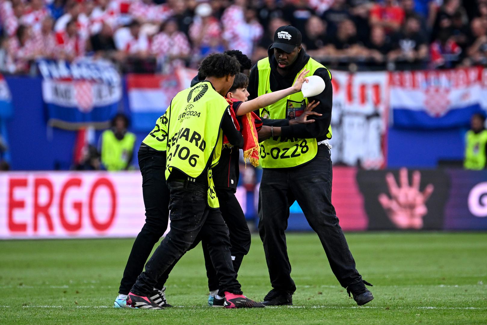 Posebno se istaknuo jedan navijač koji je obojao tijelo u albansku zastavu.