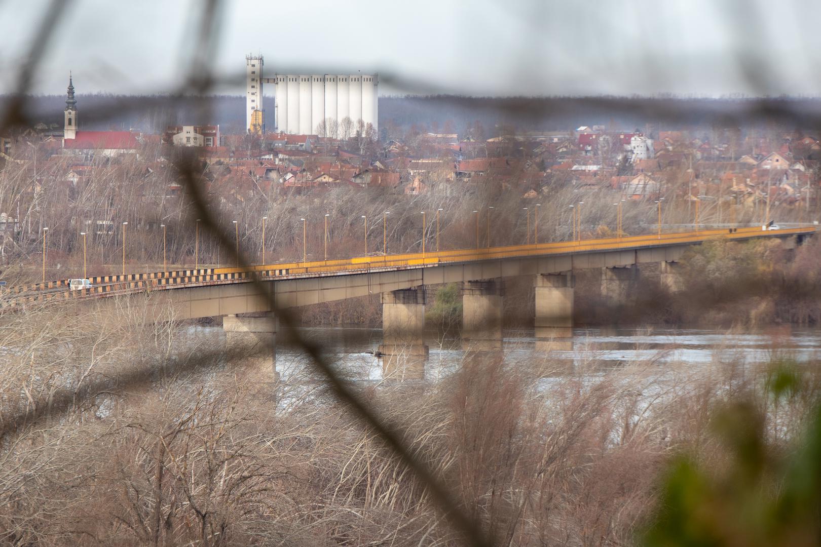 "Brod je u nadležnosti vlasti Republike Srbije koji provode očevid plovidbenog incidenta. O događaju su izviještene i nadležne službe Republike Hrvatske. Apeliramo na građane koji namjeravaju prijeći državnu granicu da se koriste alternativnim graničnim prijelazima", navode iz PU.