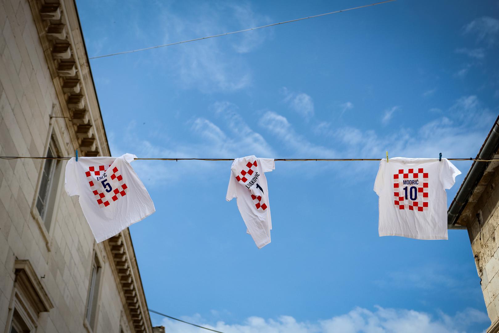 Njegov kolega iz obrane Gvardiol rođen je u Zagrebu 23. siječnja 2002., no više je puta istaknuo da je Novigrad, naselje i općina u Zadarskoj županiji, njegov drugi dom, s obzirom na to da mu je tu rođen otac.