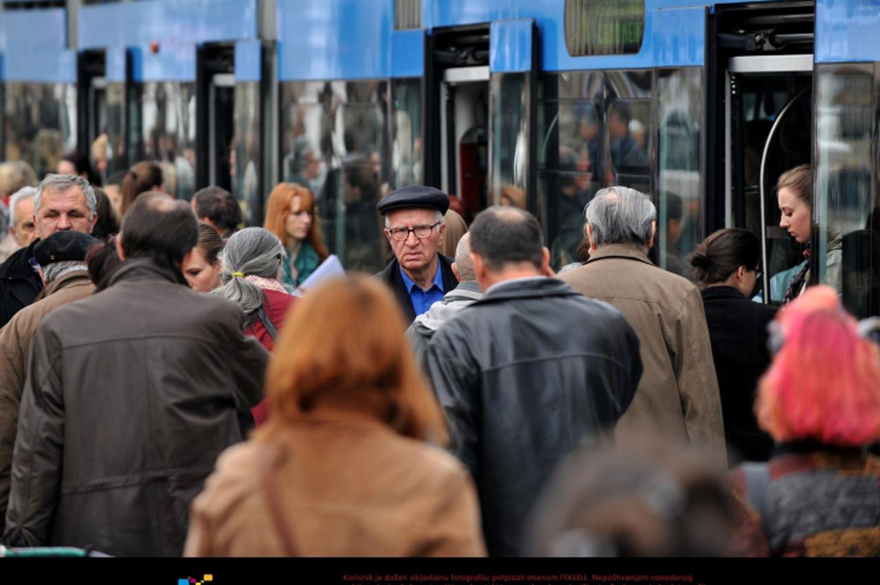 '13.04.2012., Zagreb - Iako je javni prijevoz poskupio, grajdani se i dalje voze u njemu bez obzira na cijenu karte.  Photo: Marko Lukunic/PIXSELL'