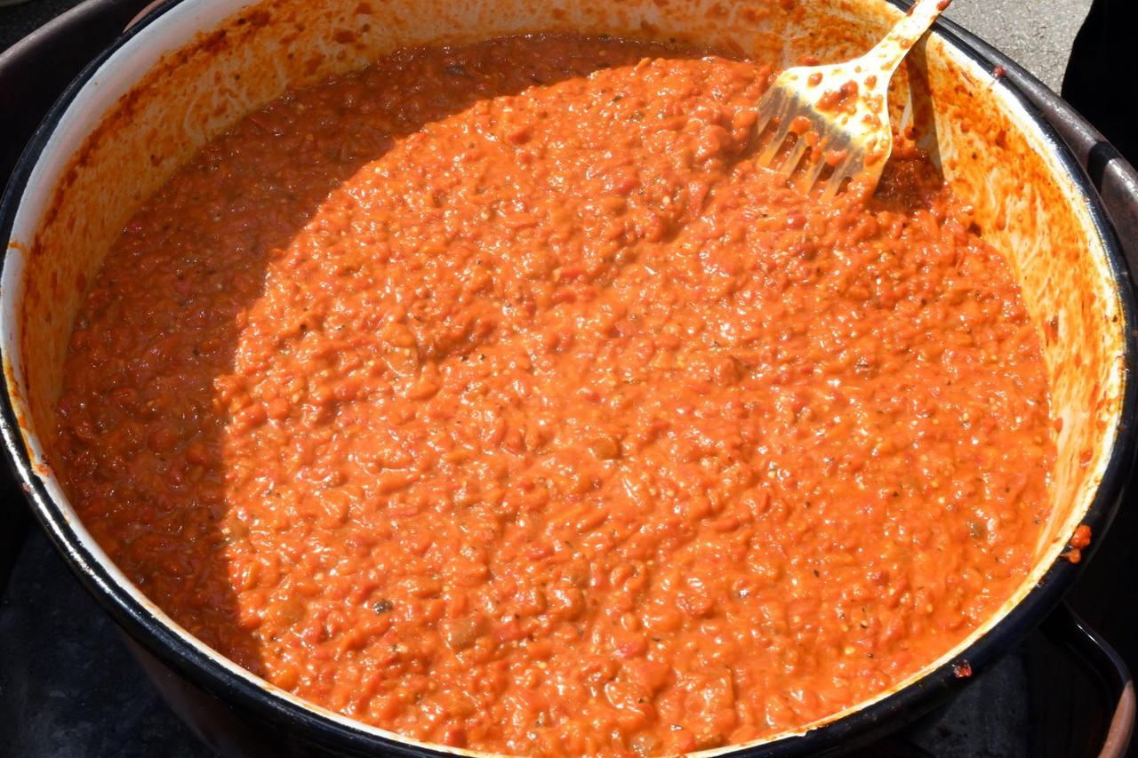 Na jedinstvenom Ajvar festu u Lipiku održano natjecanje u pripremanju ajvara