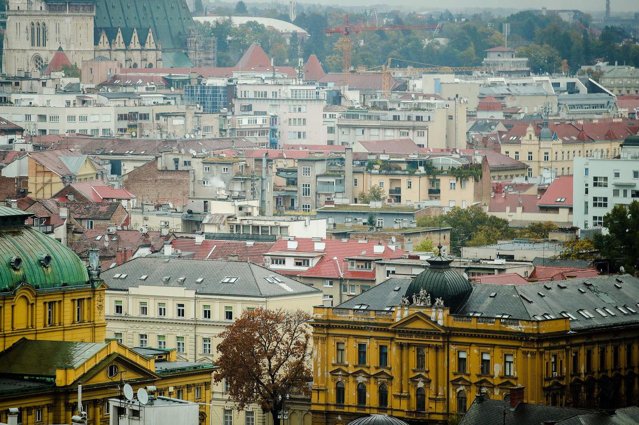 Poged na kišom okupan Zagreb sa 17 kata hotela Westin